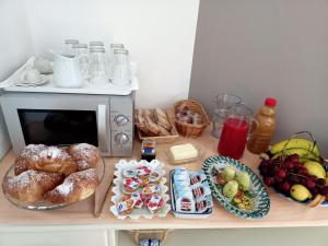 een tafel met brood en andere voedingsmiddelen op een toonbank bij B&B Villa Sara Falconara in Licata