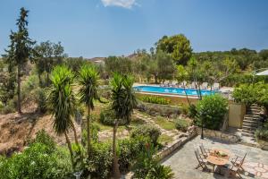 vista para um resort com piscina em Villa Glavina em Lixouri