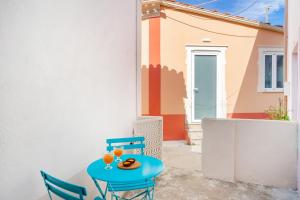 a blue table with two chairs and drinks on it at Heritage House Leiria in Leiria