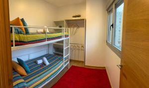 a room with two bunk beds and a red rug at Vigo centro ciudad, con garaje in Vigo