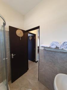 Łazienka z czarnymi drzwiami i umywalką w obiekcie Elegant 1 Bedroom Condo Near Vipingo Ridge Golf Resort w mieście Kilifi