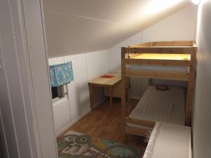 เตียงสองชั้นในห้องที่ Beautiful 4 Bed cottage in Elimaki with wood sauna