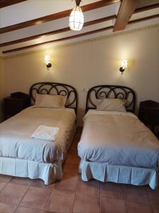 duas camas sentadas uma ao lado da outra num quarto em LA PENSION DE DOÑA ANITA em San Antonio de Requena
