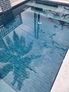 un riflesso di alberi in una piscina di Casa Praia dos Carneiros a Tamandaré