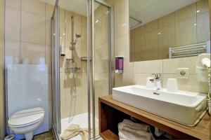 Baðherbergi á Hotel Enzian Paznaun