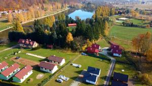 z góry widok na wioskę z domami i jeziorem w obiekcie SunSet Radków w mieście Radków