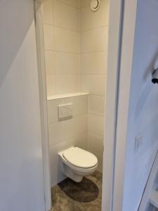 Koupelna v ubytování De Rokerij + 8 fotografií