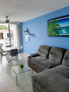 sala de estar con sofá y mesa en Ocean Villa, en Puerto Morelos