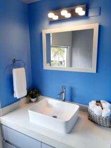y baño con lavabo blanco y espejo. en Ocean Villa, en Puerto Morelos