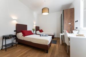 - une chambre avec un lit doté d'oreillers rouges et d'une table dans l'établissement Comfort Apartment Panicale, à Florence
