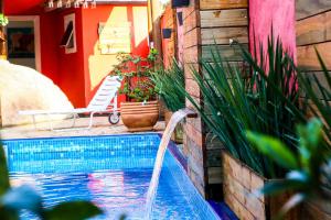 una piscina con un tobogán de agua en un patio en La Gloria House, en Ilhabela