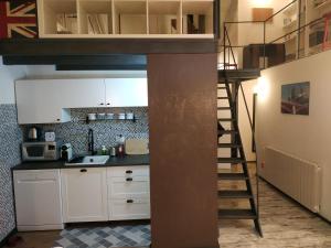 A kitchen or kitchenette at La petite maison de Claire