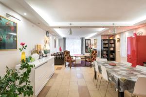 a kitchen and dining room with a table and chairs at Appartement Indépendant en maison à 15 MIN de LYON in Saint-Symphorien-dʼOzon