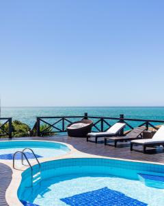 - une piscine avec vue sur l'océan dans l'établissement Hotel Pousada Brava Club, à Búzios