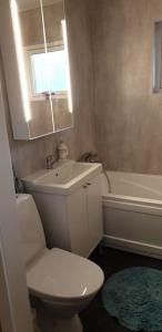a bathroom with a toilet and a sink and a tub at Stort hus i vackra Karl Gustav, när fin bad och fiskesjö och Ullared in Karl Gustav