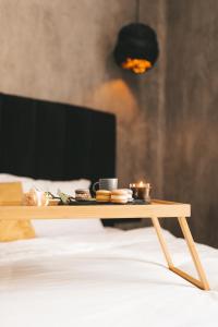 a table with a tray of food on top of a bed at GRAPHITE Затишні апартаменти біля Центру з окремою спальнею і кухнею-вітальнею in Ternopilʼ