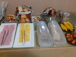uma mesa com um monte de diferentes tipos de alimentos em Fronteira Hotel em Santana do Livramento