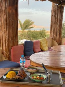 una bandeja de comida sentada en una mesa con un mantel en Mangrove Camp Fayoum, en ‘Ezbet Ilyâs