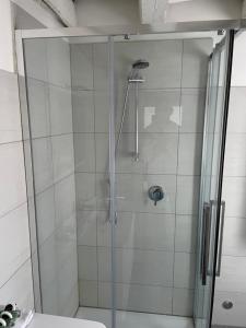 eine Dusche mit Glastür im Bad in der Unterkunft Arsenale Venice for Insider in Venedig