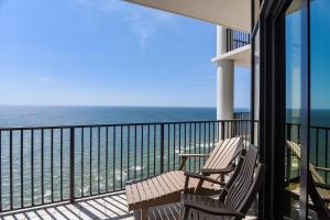 2 Stühle auf einem Balkon mit Meerblick in der Unterkunft The Oasis at Orange Beach Unit 3007 (formerly Phoenix West II) in Orange Beach