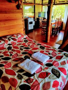 1 cama con 2 almohadas en una habitación en Cabañas Manantiales de Obligado en San Pedro