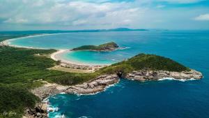 una vista aérea de una pequeña isla en el océano en CASA DE FÉRIAS PRAIANA, en Cabo Frío