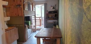 Cuisine ou kitchenette dans l'établissement Studio Alpheratz Forest - 1 à 3 pers - WIFI, balcon, vue piste et glacier Muzelle, calme, proche commerces et pistes- TSC Super Venosc à 80m