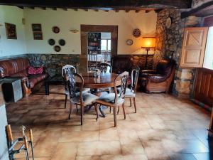 uma sala de jantar com mesa e cadeiras em Palacio Marqués Vega de Anzo - Villa de campo sXVII em Siero