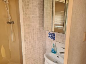 bagno con lavandino e specchio di 6 Berth on Seaview (Fanfare) a Ingoldmells