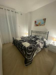A bed or beds in a room at Fringiulì House