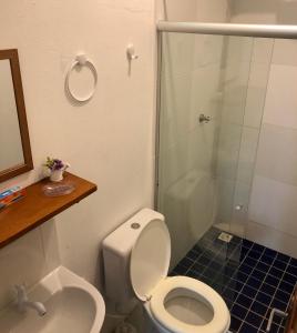 カラベラスにあるChalezinho Super Equipado em Caravelasのバスルーム(トイレ、シャワー付)