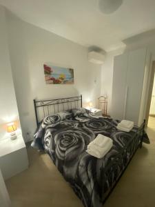- une chambre avec un grand lit et 2 serviettes dans l'établissement Fringiulì House, à Trevignano Romano