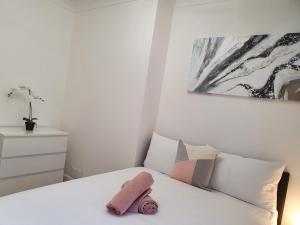 Uma cama ou camas num quarto em Glasgow Comfortable and Modern 3 Bedroom Mid Terraced Villa