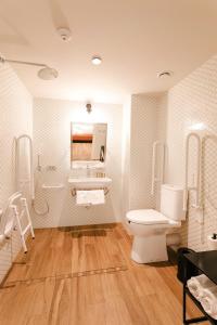 La salle de bains est pourvue de toilettes, d'un lavabo et d'un miroir. dans l'établissement Sonder Malasaña, à Madrid