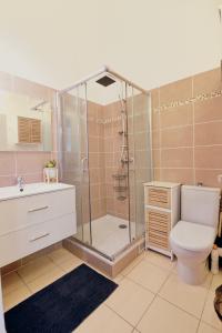 Koupelna v ubytování Suite duplex avec piscine- jardin privée - 3 chambres - BED AND COFFEE FAMILY