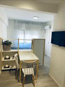 a small kitchen with a table and chairs in a room at Monoambiente en el centro de Carlos Paz in Villa Carlos Paz