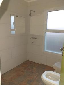 La salle de bains est pourvue de toilettes et d'une fenêtre. dans l'établissement La paz, à Tandil