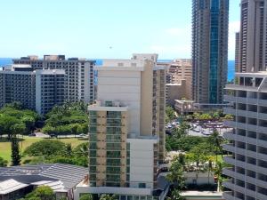 une vue aérienne d'une ville avec de grands immeubles dans l'établissement Royal Garden Waikiki Studio, à Honolulu
