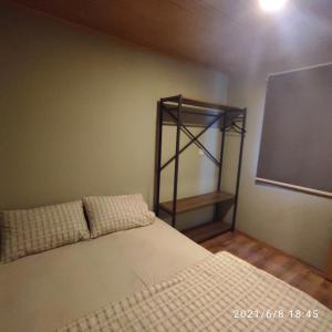 1 dormitorio con cama y pizarra en la pared en Kanyon Yaşam Evleri en Manavgat