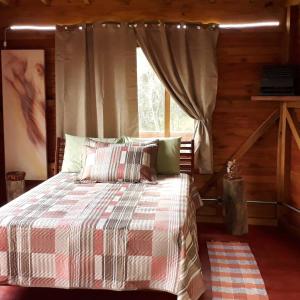 - une chambre avec un lit et une fenêtre dans l'établissement Eco Aldeia, à Nova Petrópolis