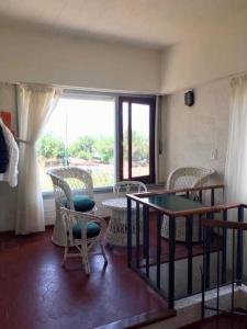 a room with a table and chairs and a window at Edificio Playa Villa Gesell in Villa Gesell