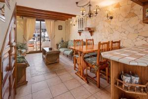cocina y comedor con mesa y sofá en Rentaliday Palmera Canaria, en Playa de las Américas