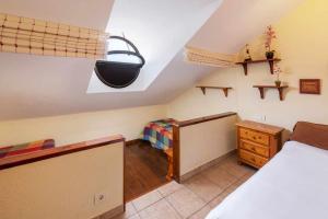 1 dormitorio con 1 cama, vestidor y escritorio en Rentaliday Palmera Canaria, en Playa de las Américas 11 fotos más