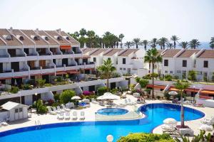 Una vista aérea de un complejo turístico con piscina. en Rentaliday Palmera Canaria, en Playa de las Américas