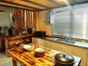 una cucina con pentole e padelle su un tavolo di legno di Banshan Yard a Ya'an Altre 37 foto