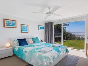 
A bed or beds in a room at Rainbows End - soaring views north to Gerroa
