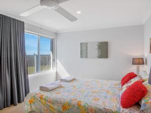 
A bed or beds in a room at Rainbows End - soaring views north to Gerroa
