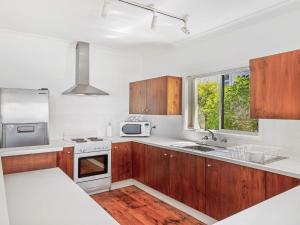 
A kitchen or kitchenette at Seaspray on Culburra - dolphin and whale watching
