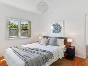 
A bed or beds in a room at Seaspray on Culburra - dolphin and whale watching

