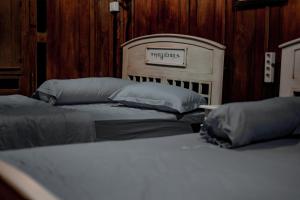 Tempat tidur dalam kamar di Cokro Hinggil - Traditional View